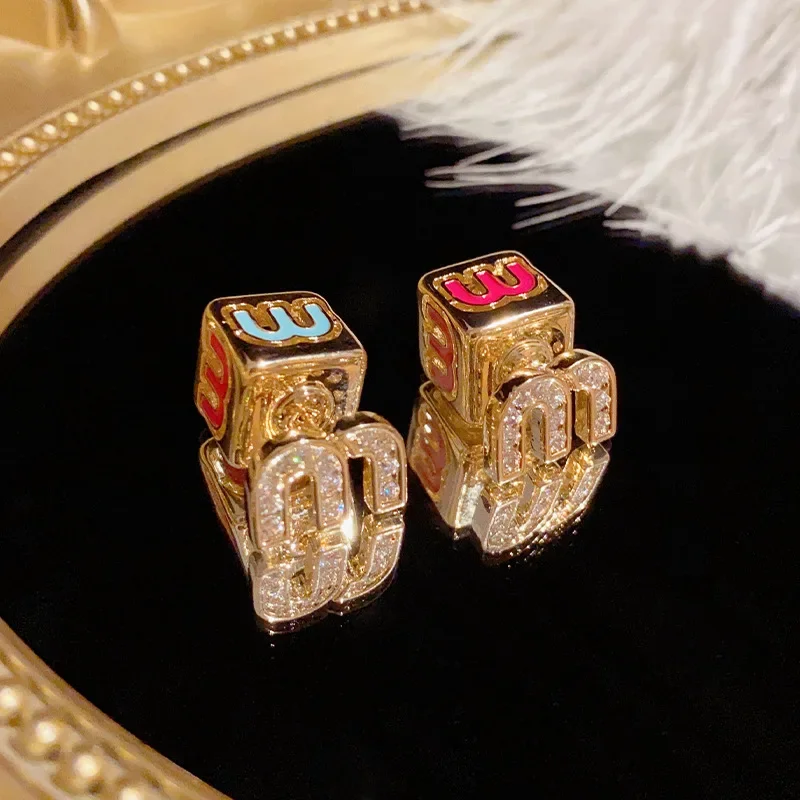 

Серьги-гвоздики в виде букв м, стильные ювелирные украшения в виде двух кубиков Рубика, высокого качества