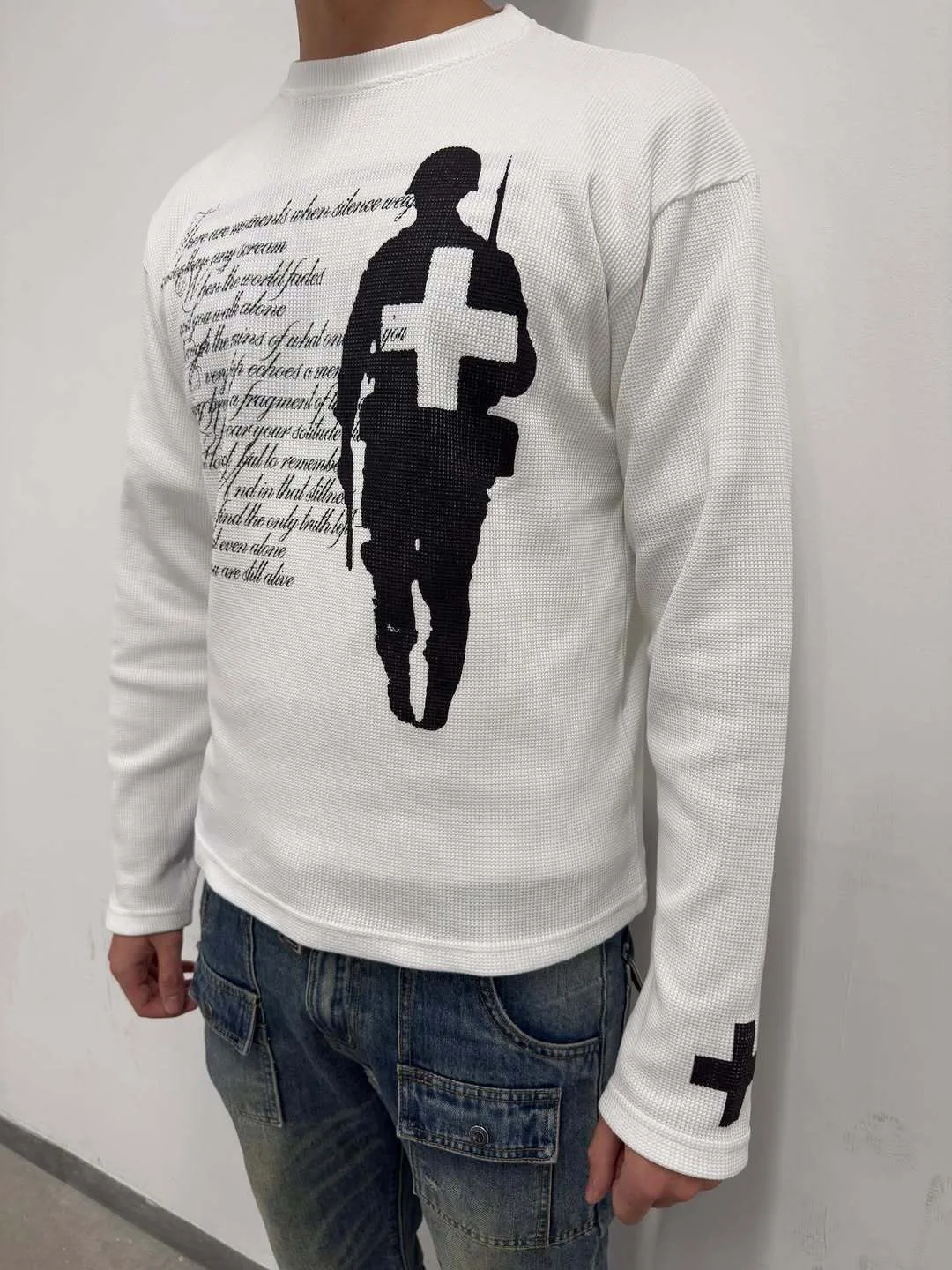 2026 Neuerscheinung Damen Y2K Schwarzes Soldaten- & Kreuz-Print Langarm-T-Shirt Waffelstrick Oversized Top – Detail 10