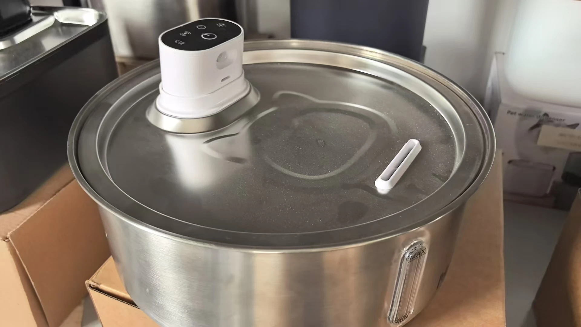 5.5L ชาร์จไร้สายน้ําพุอัตโนมัติตู้น้ําสัตว์เลี้ยงอัจฉริยะพร้อมตัวกรองน้ําพุสําหรับสุนัขแมว 1