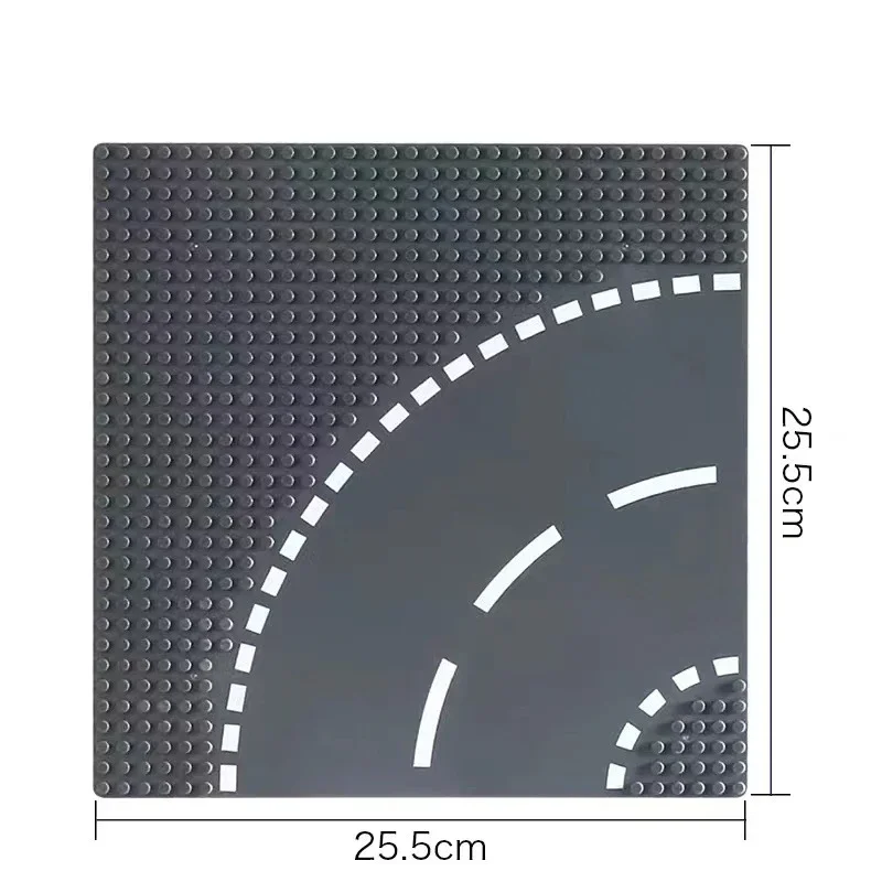 Çocuklar renkli bir taban plakasında tuğlaları birleştiriyor