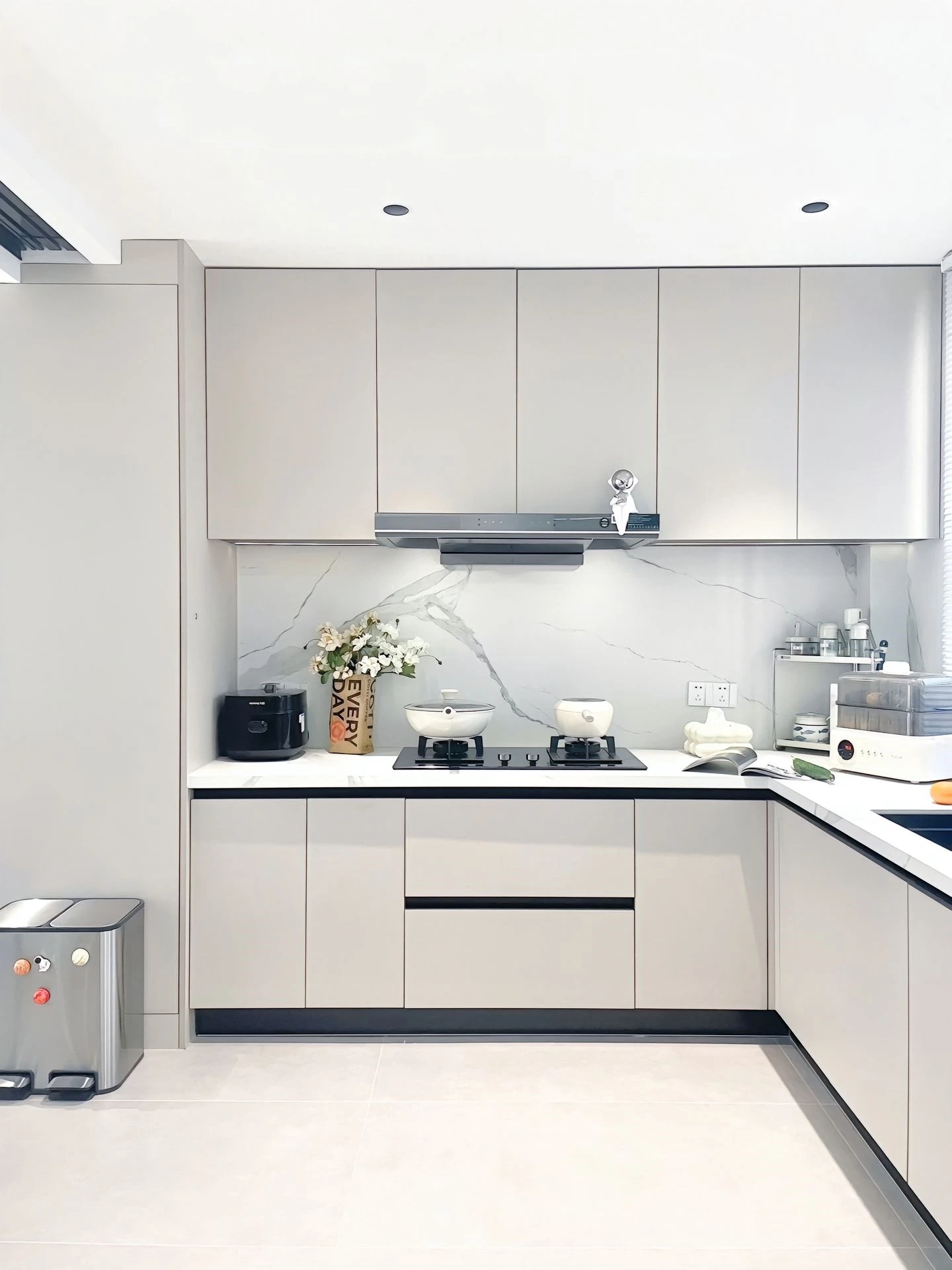 L-Shaped Kitchen Interior Design: How This White Lacquer Cabinet Set  Transforms Small Spaces, image size:1440x1920