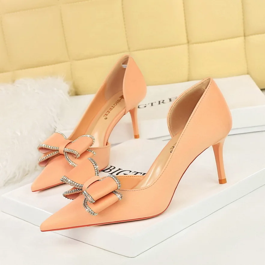 thumbnail image 1 of Nuevo estilo de banquete para mujer con tacones altos finos y poco profundos con boca puntiaguda y abertura lateral con lazo de diamantes de agua para mujer, 1 of 5