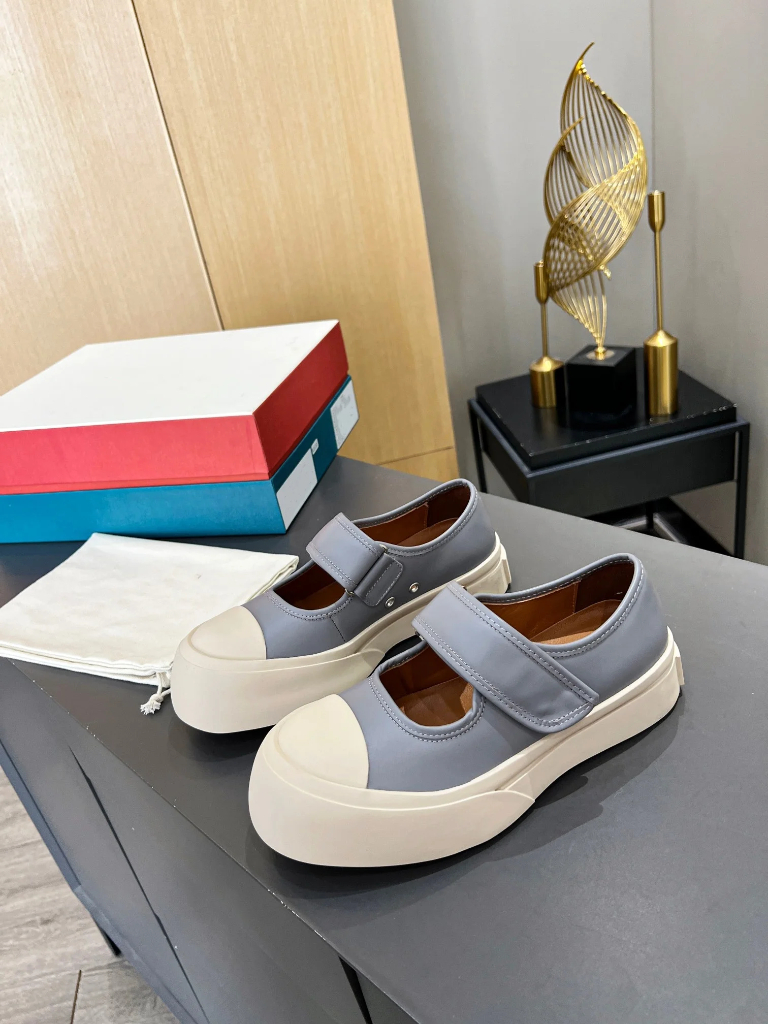 Thick soled round toe shallow mouth small white shoes Mary Jane women's shoes