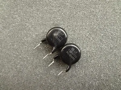 Варисторы 10K621U V10621U 10D621