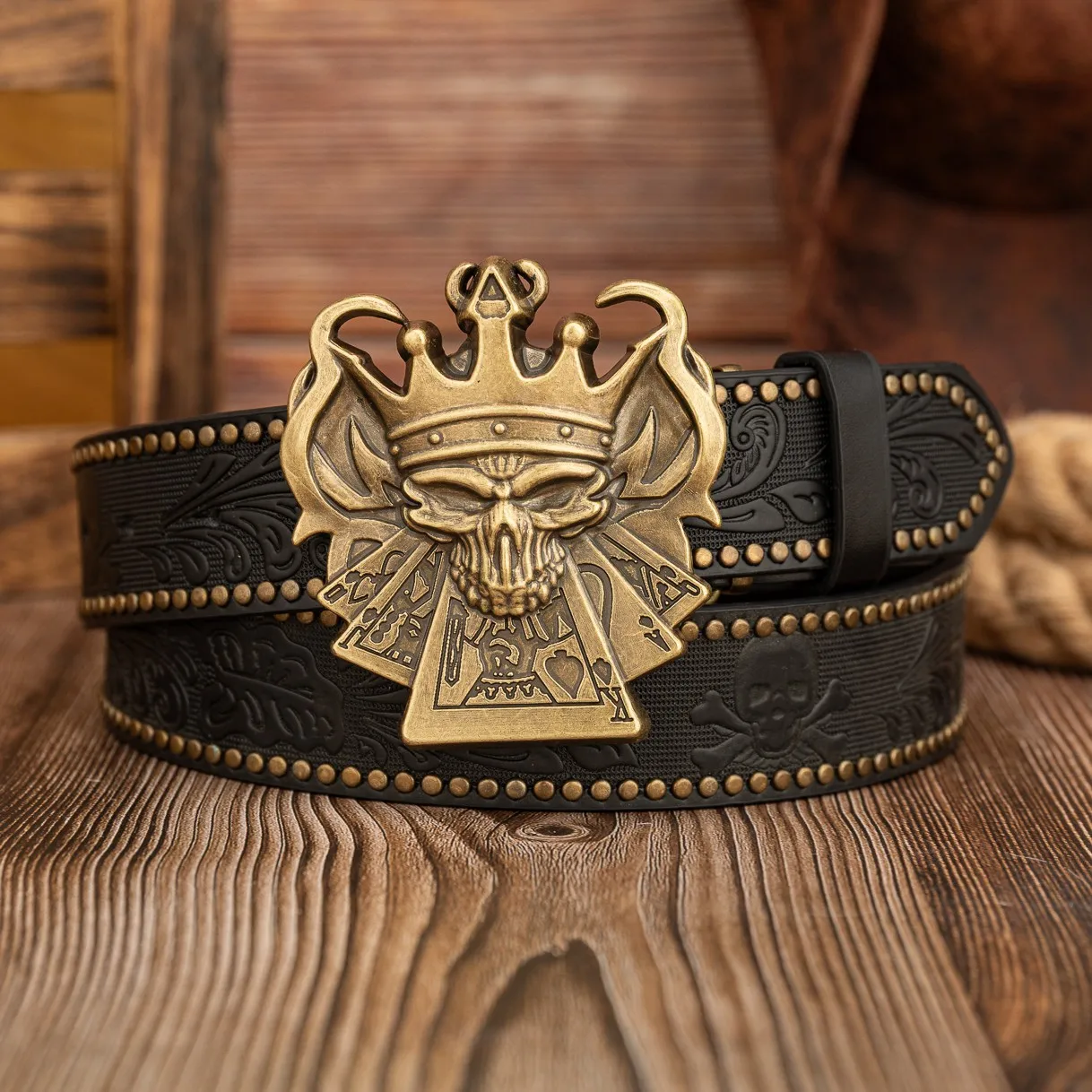 Piraten-Totenkopf-Kronen-Schnalle, Trendiger und Modischer Totenkopf-PU-Prägungsgürtel mit Nieten, Unisex-Gürtel – Detail 9