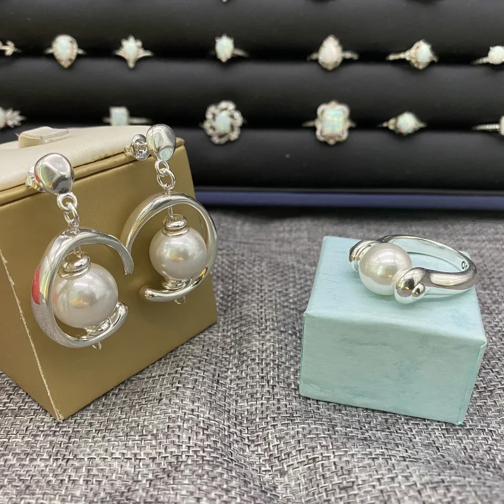 

Серьги-гвоздики со сверкающим жемчугом и кольцом, покрытые серебром 925 пробы, нишевое ювелирное изделие в подарок, стильная посадка, новинка от лучшего бренда