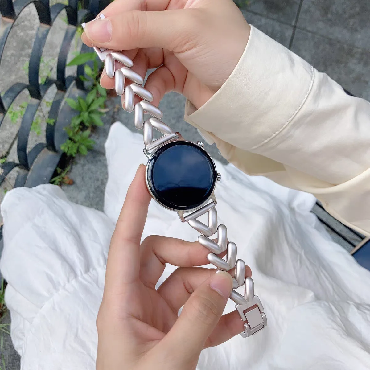 Luxury Love Heart Metal Bracelet Strap for Smartwatches – Elegant Women's Accessory