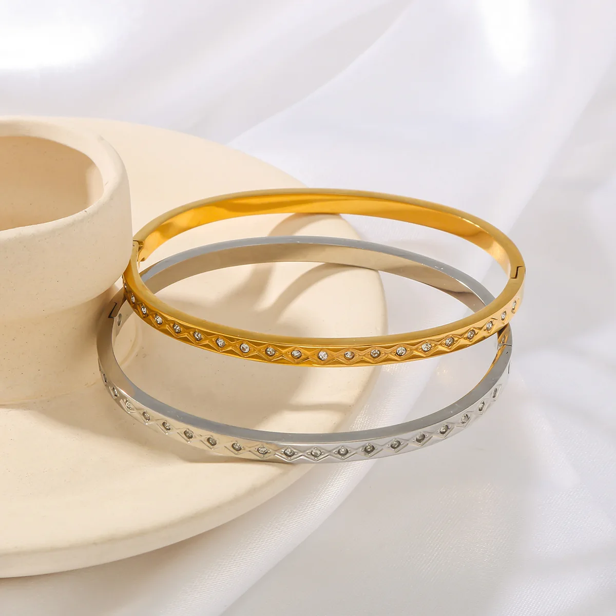 Classic Stainless Steel Inlaid Cubic Zirconia Bangle for Women18K Gold Plated Waterproof Thin Bracelet Retro Jewelry Party Gift