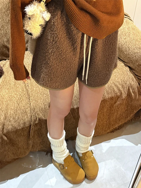 Lamb fleece shorts, women's hot pants, worn over the new autumn and winter high-waisted A-line casual boots and pants that make
