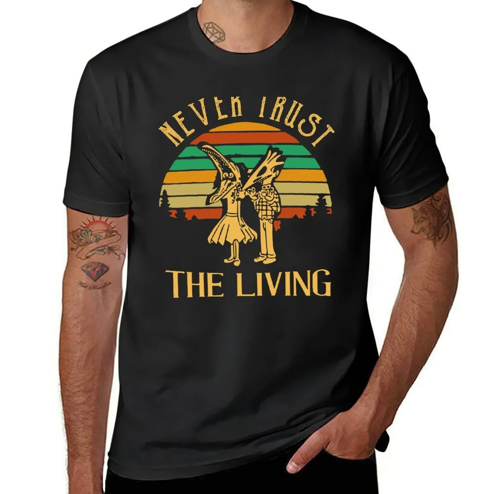 Футболка мужская с коротким рукавом и надписью «Never Trust The Living»