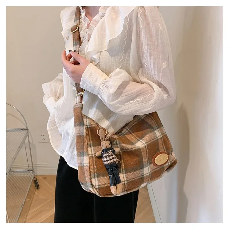 Nice Woolen Plaid Shoulder Bag for Women's 2024 New Retro Student Tote Bag Casual Large Capacity Shoulder Underarm Bag