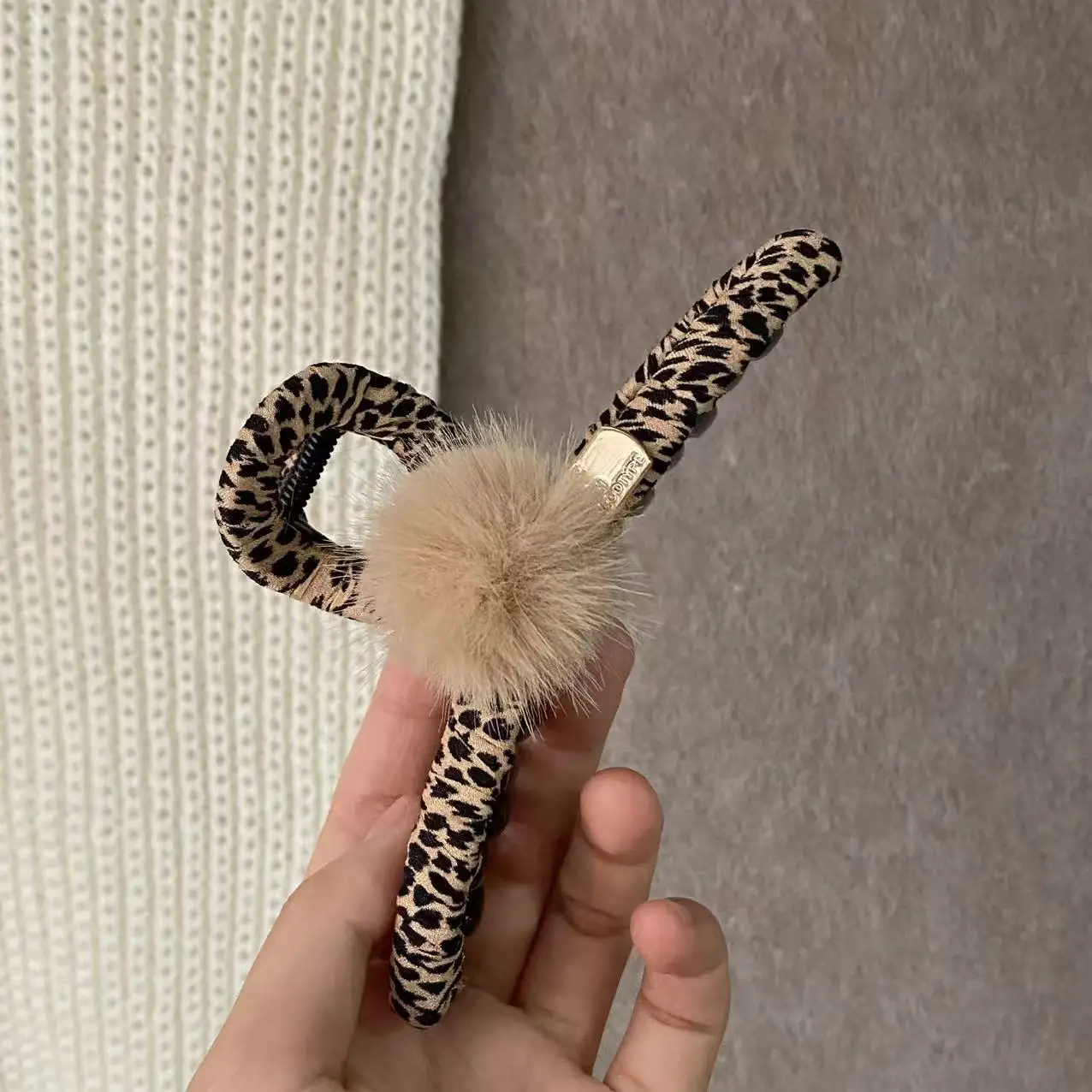 1PC Leopard Print Hair Claw Clip, Furry Pom, Large Non - Slip Hair Clip For Women, Trendy Y2K Hair Accessories For Daily Wear