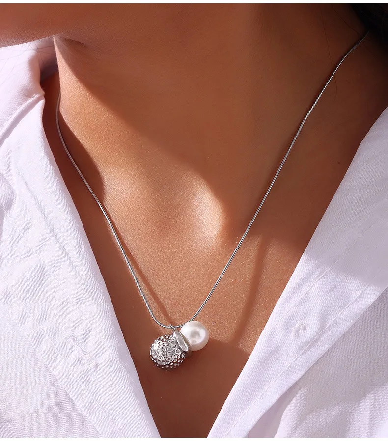 Neues Set aus Imitationsperlen-Anhänger-Halskette und Creolen für Damen, Edelstahl, vergoldet, eleganter Schmuck. – Detail 5