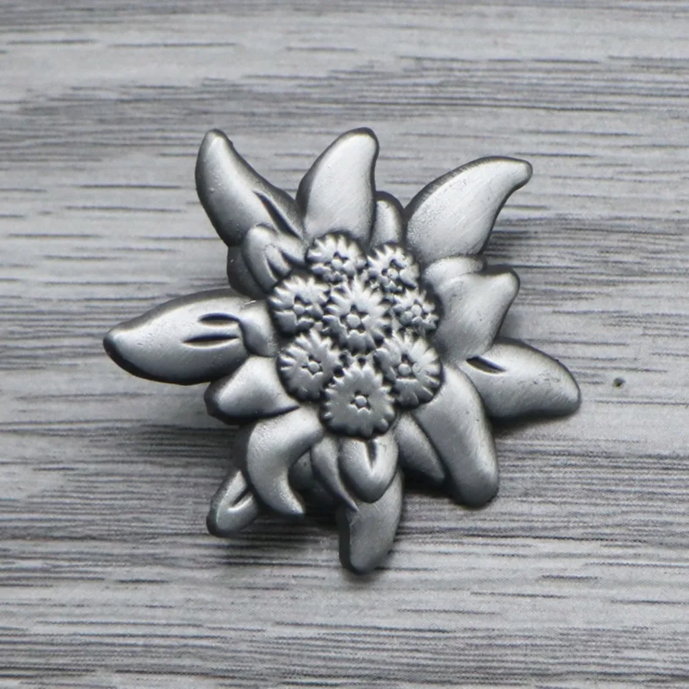 Lot De Médailles Et Pins Vintage Allemagne – Chasseur Randonneur Edelweiss