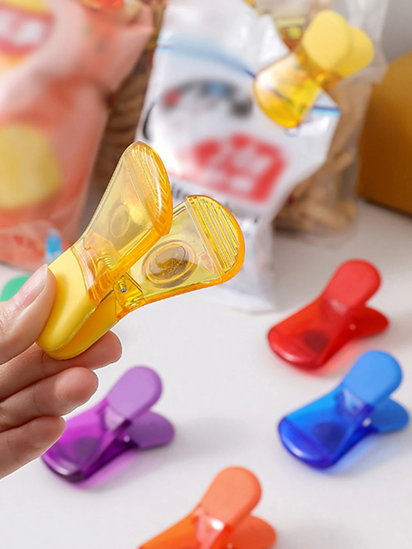 Mini Sealer Plastic Bag Sealer Beverage Can Sealer Portable Magnetic Suction Food Snacks Plastic Bag Sealing Machine Fast Opening Bag Clip
