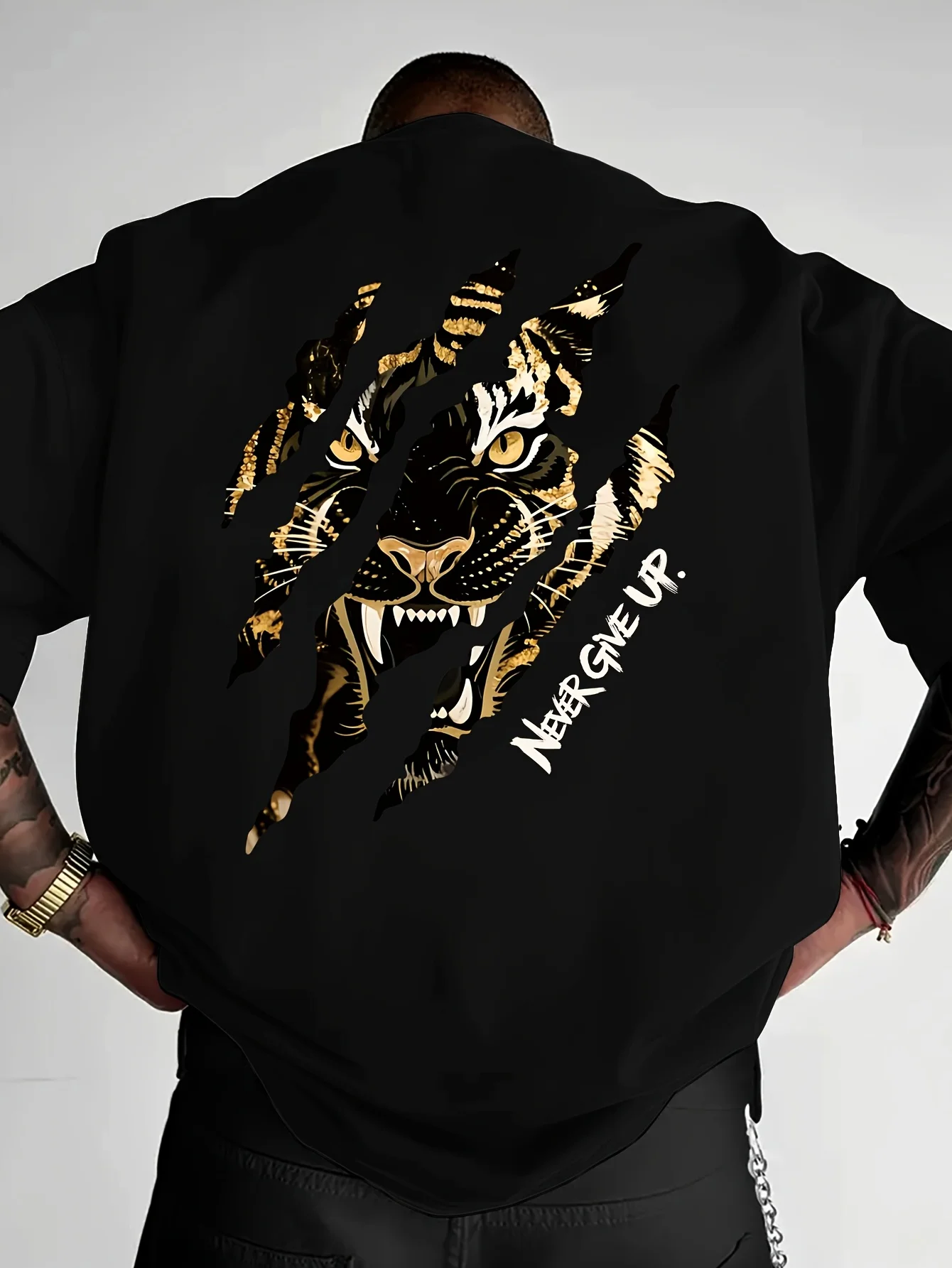 Tigerklaue-Aufdruck 'Never Give Up' auf Premium Weichem 100% Baumwoll-Herren-T-Shirt Perfekt für Sommer-Streetwear und Gewagten Stil