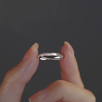 Anello Minimalista Intrecciato Color Argento per Donne, Gioiello alla Moda, Accessorio Trendy Regolabile ed Elegante