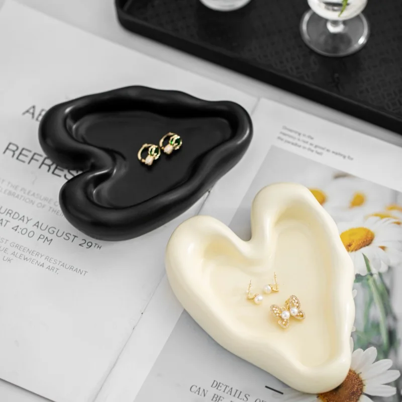 Nordic ins heart-shaped ceramic jewelry plate, modern light luxury home entrance desktop decoration key storage tray ornament 4