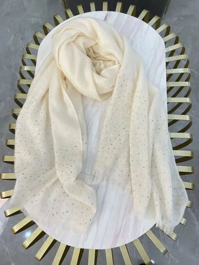 Рисунок 2 - Женский кашемировый шарф с бахромой