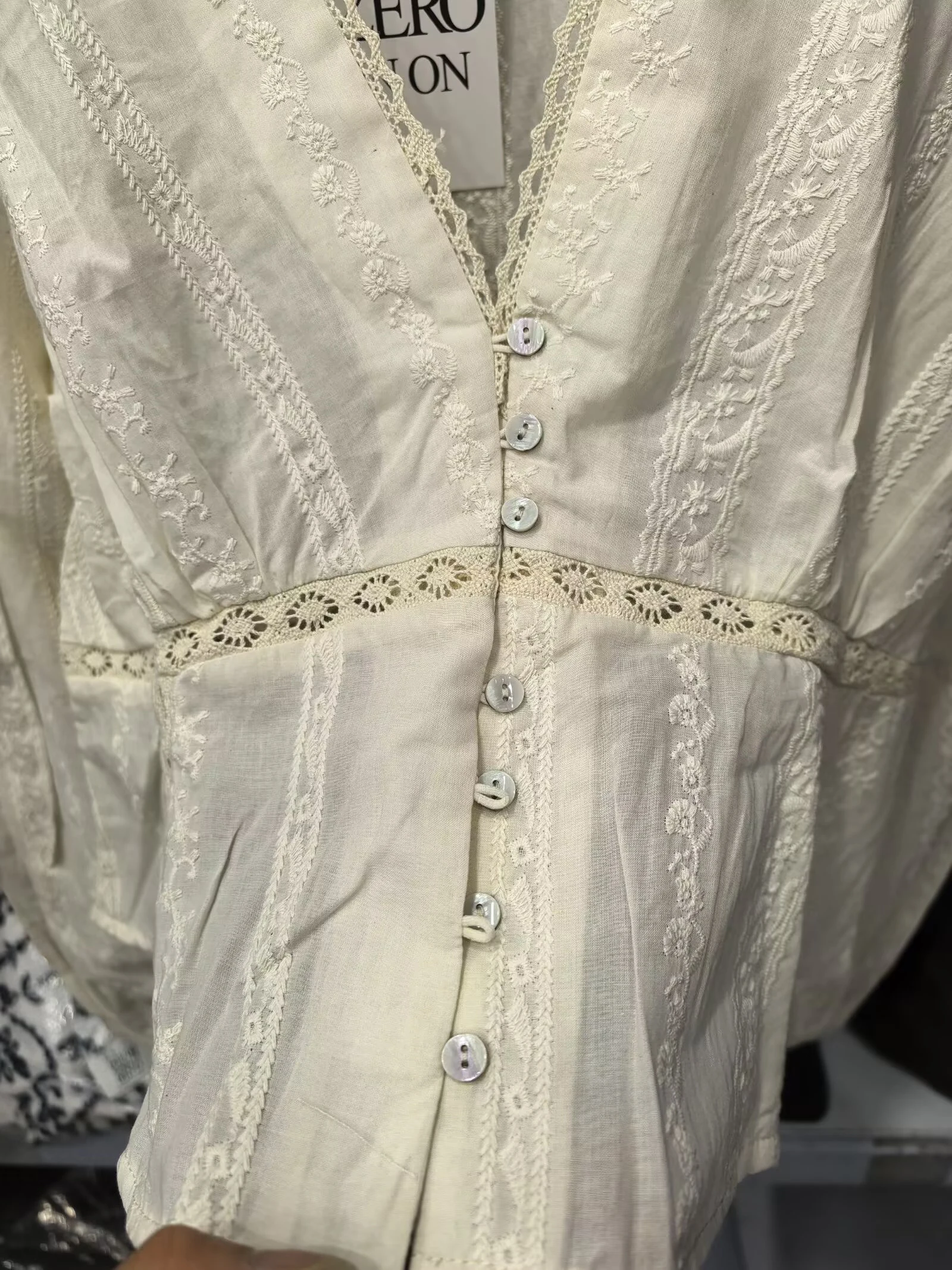 Europäischer und amerikanischer Stil 2026 Sommer Neue Damenbekleidung Designorientiertes Vielseitiges Besticktes Romantisches Hemd – Detail 3