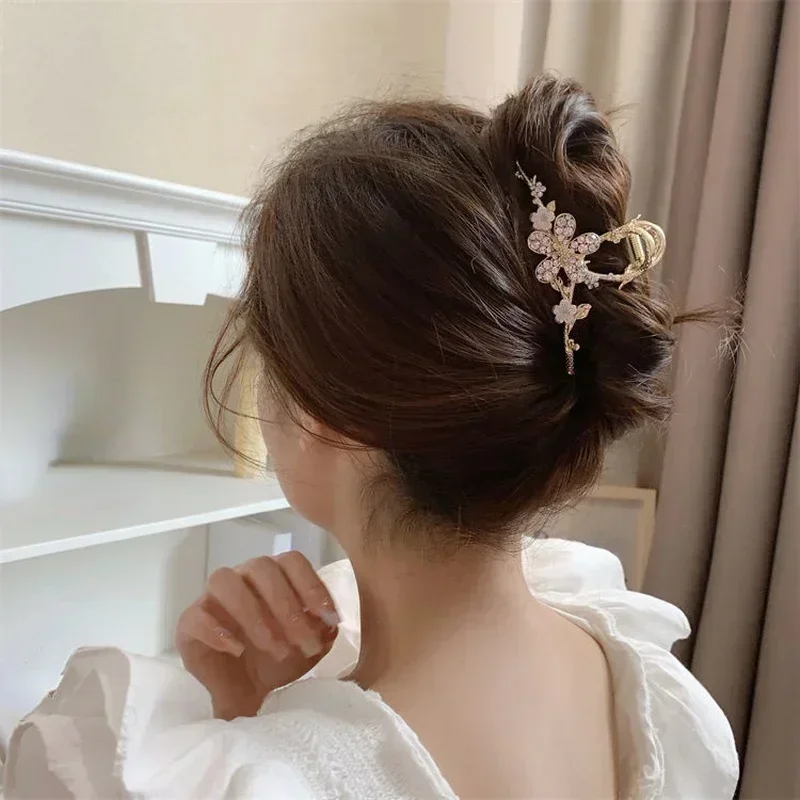 

Korean Women's Elegant Hair Clip with Pearl or Rhinestone Flower Pattern High-end Fashionable and Luxurious Styling Accessories