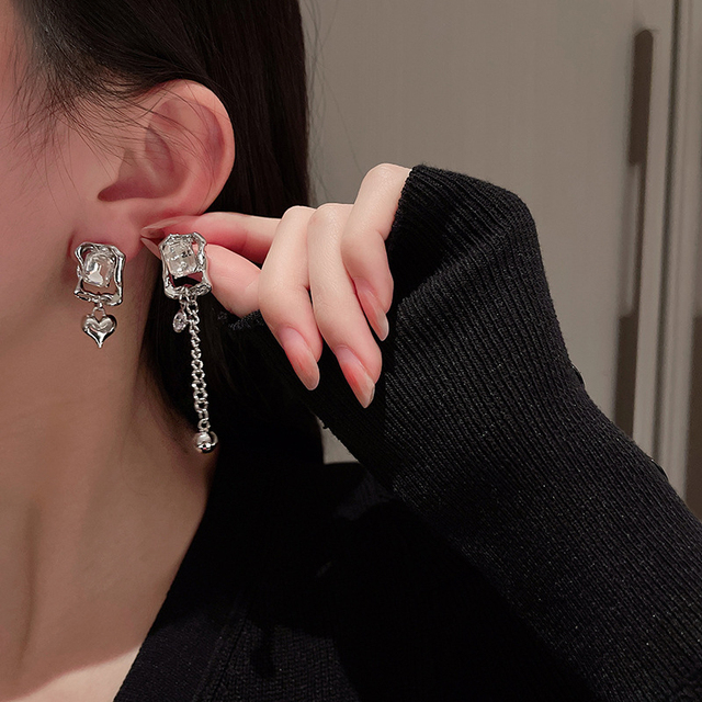 Claw Stud Earrings for Women Punk Four-Prong Geometric Rake Pearl Korean Ear Hook Clip Earrings 2022 Trend Jewelry brinco