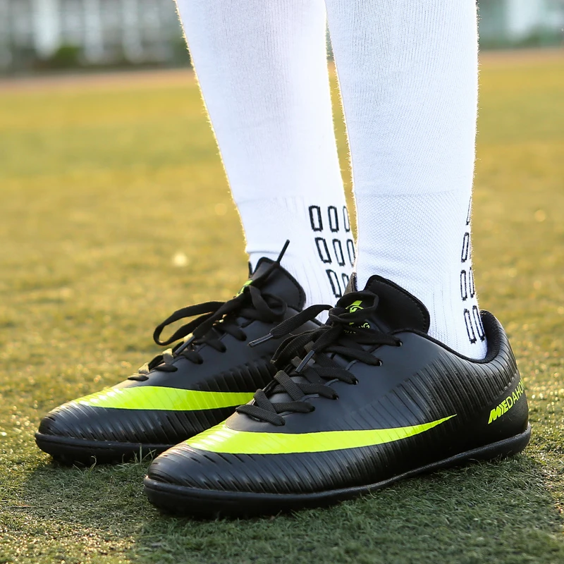 Sneakers Soccer Shoes Adult Kids Sport Footwear Cleats Grass Training Football Shoes Outdoor Durable Professional Futsal Sneaker