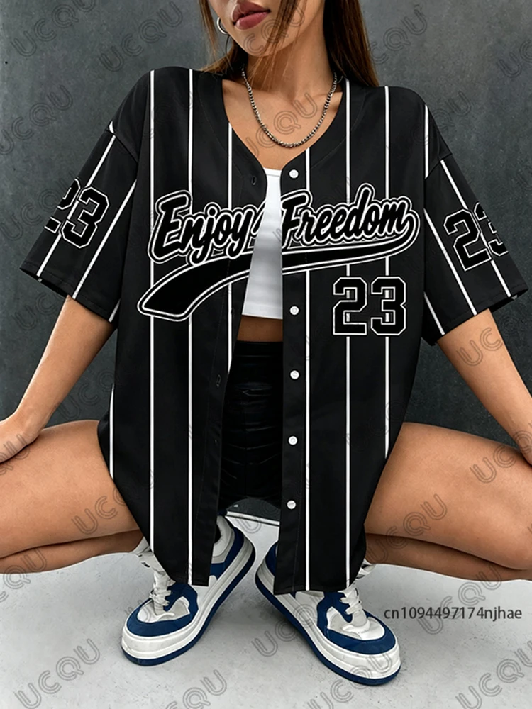 2026 Sommer Neu Retro Schwarz Enjoy Freedom 23 Print Bluse Damen Streetwear Baseball-Shirt Hip Hop Kurzarm Button-Up Oberteil