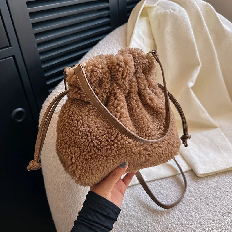 

Faux shearing bag winter woman bag 2023 trend plush bucket bag fluffy fur bag crossbody large capacity hairy bag shoulder bag
