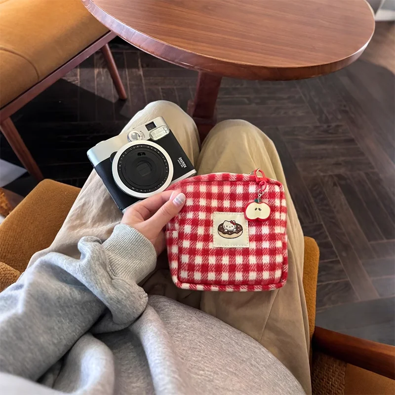 귀여운 헬로 키티 빨간색 체크 무늬 대용량 메이크업 가방 카와이 펜던트 애플 립스틱 카메라 휴대용 보관 가방 여자 여자