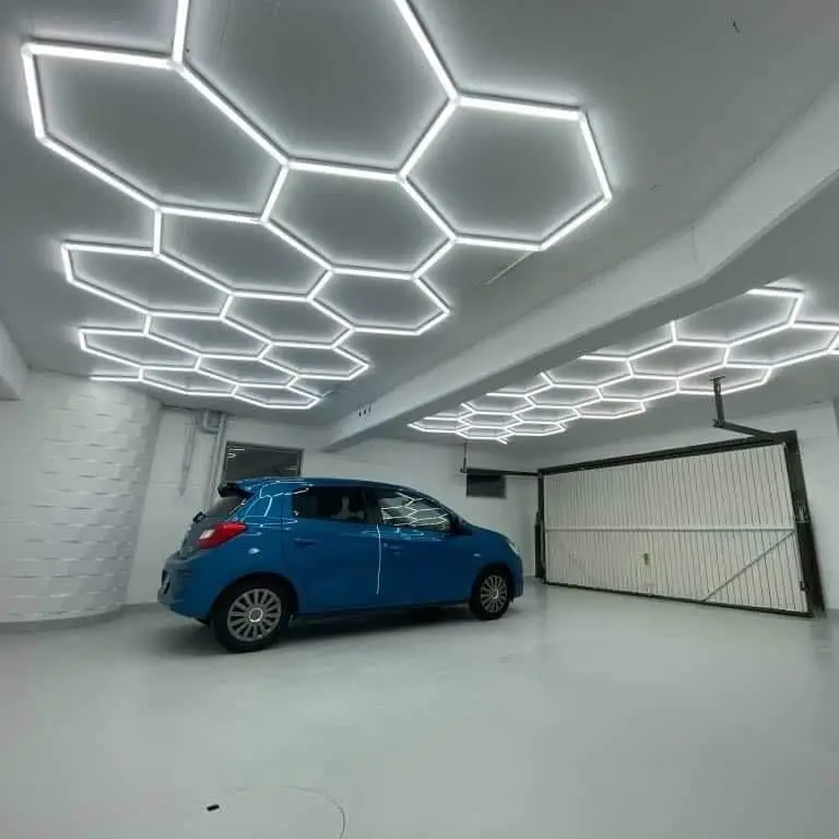 Customized 3 Pins Carshop Hexagon Detailing Light Showroom For