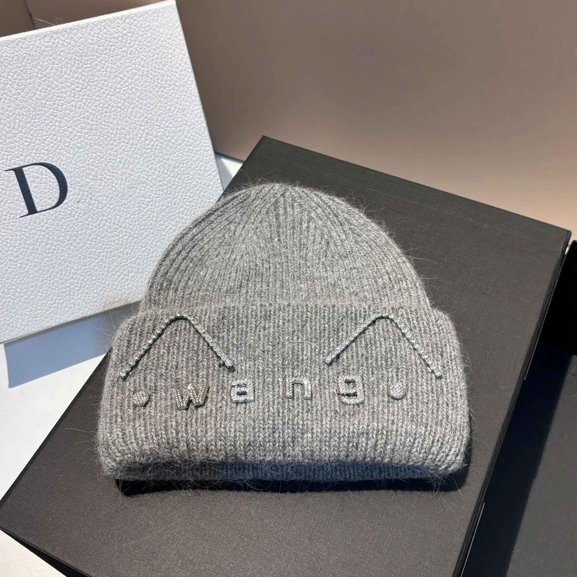 Inverno nuove lettere Wang orecchie di gatto carino pelliccia di coniglio cappello lavorato a maglia berretto caldo addensato all'aperto femminile
_voghion.com