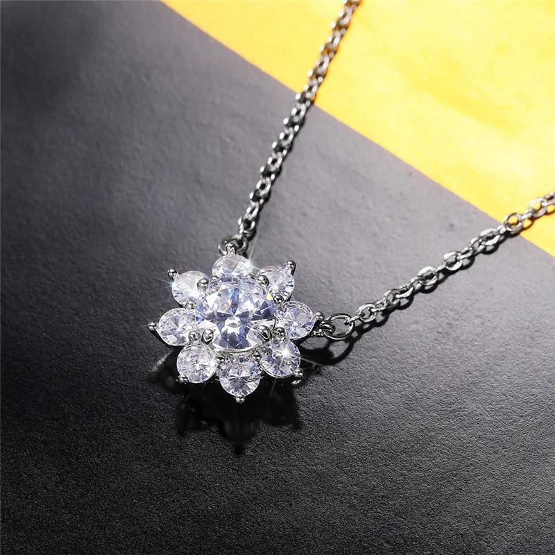 Collier flocon de neige Huitan - comparaison des tailles