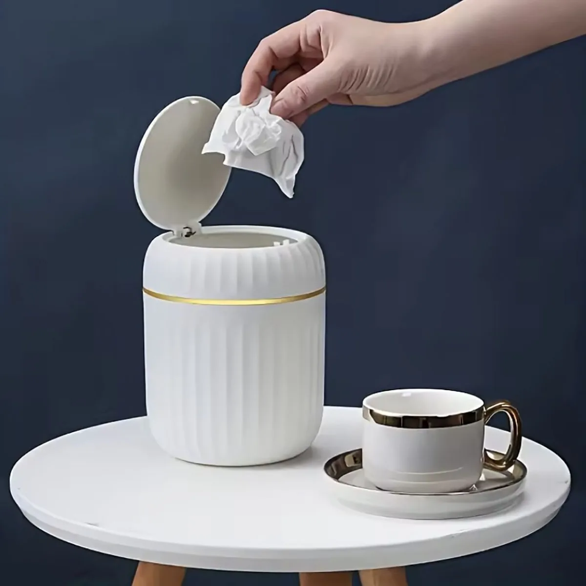 뚜껑이 있는 미니 데스크탑 쓰레기통, 쓰레기 정리함, 침실 사무실 책상 수납함, 튼튼한 플라스틱 소재, 가정용품