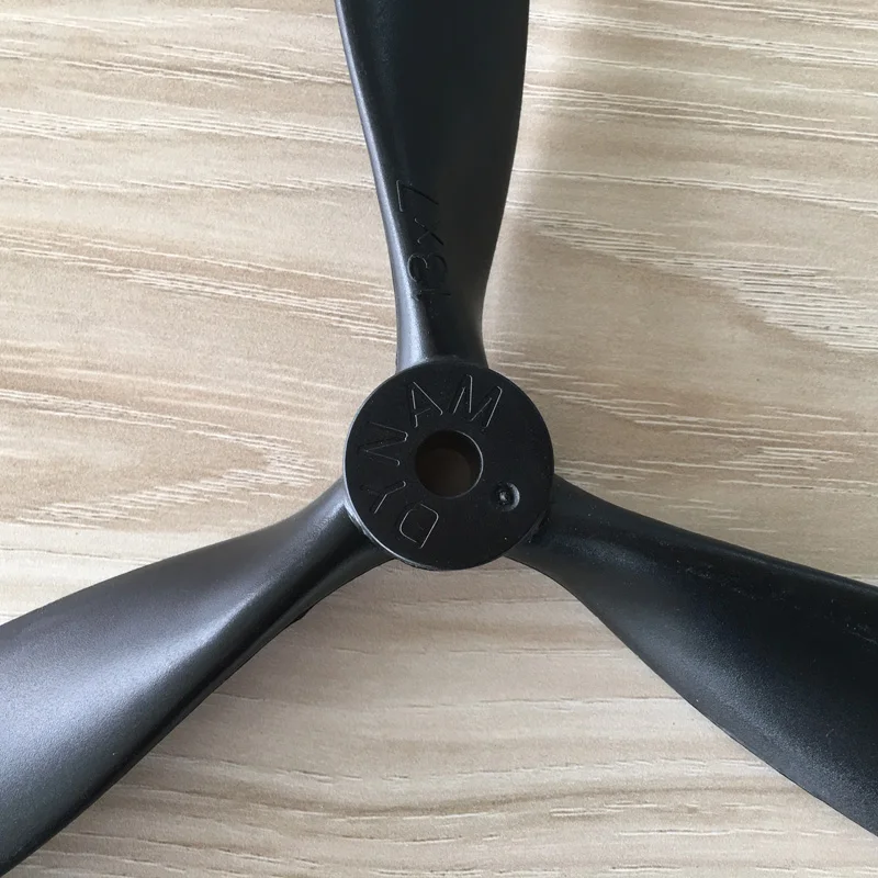 Hélice Dynam 1370 pales en fibre de carbone pour avion RC, montée sur moteur