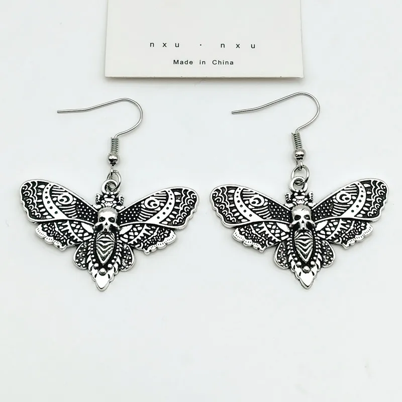 Brinco gótico mariposa de caveira - imagem 5