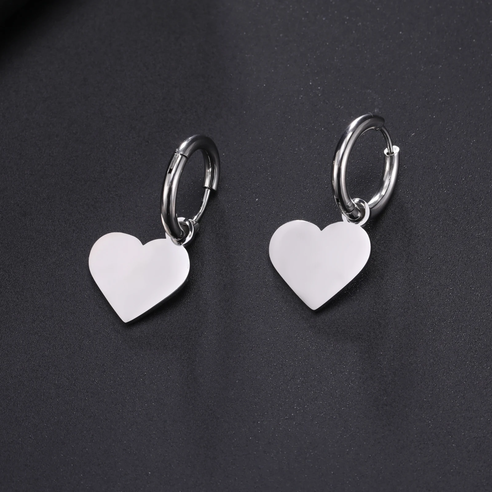 Kkjoy Fashion Neue Edelstahl-Ohrringe in Goldfarbe mit massivem Herzanhänger für Damen, Liebes-Creolen, minimalistischer Schmuck, Geschenke – Detail 5