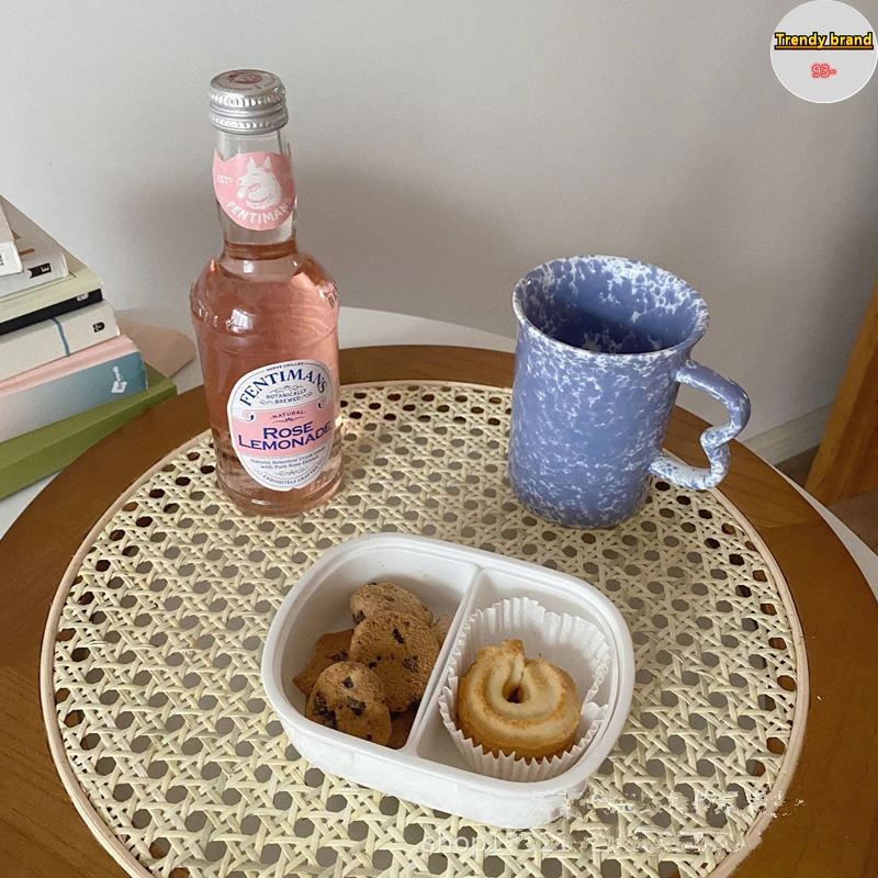 

Керамическая кофейная чашка с розовыми чернилами в скандинавском стиле