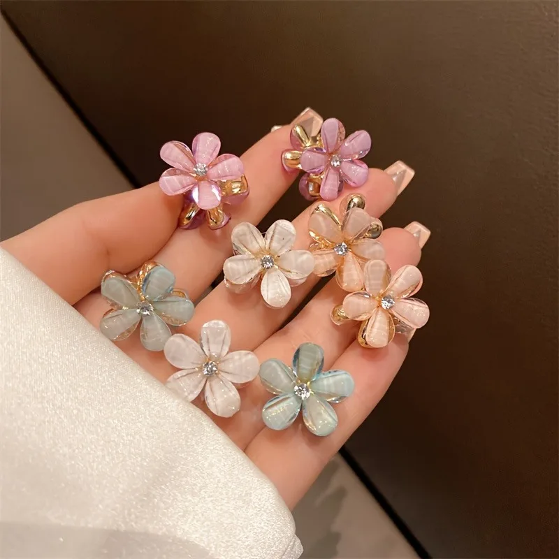 10 Stück kleine dekorative Blumenclips aus Legierung für die Stirnseite, die Pony und Prinzessinnenfrisuren. – Detail 8
