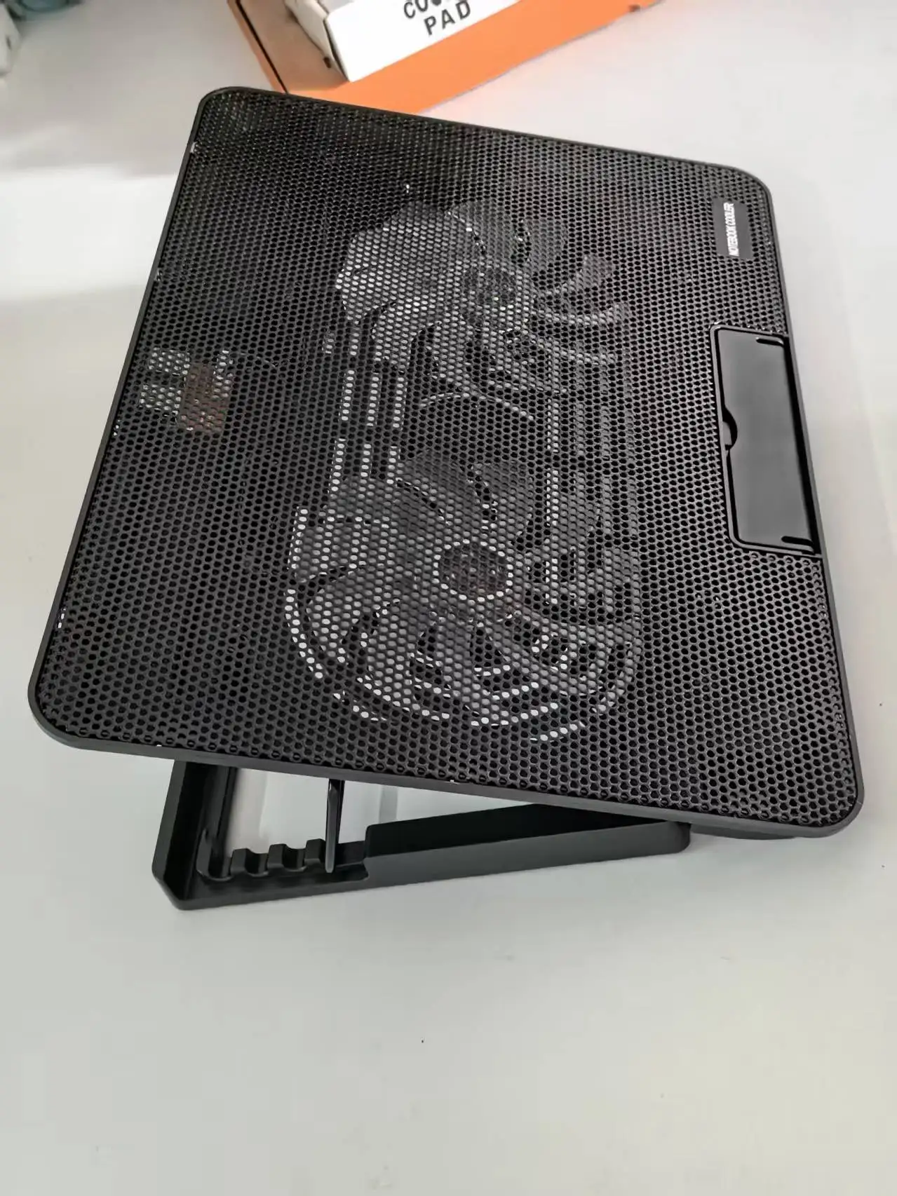 휴대용 노트북 냉각 패드 1개(방열판 포함), 대형 무소음 팬 2개, 금속 패널, USB 전원 공급 장치, LED b 포함