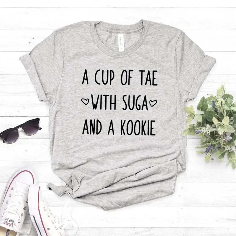 Футболки с надписью A CUP OF TAE WITH Suga AND A Kookie, женская футболка, повседневная забавная футболка для женщин, топ для девушек, хипстерские Топы