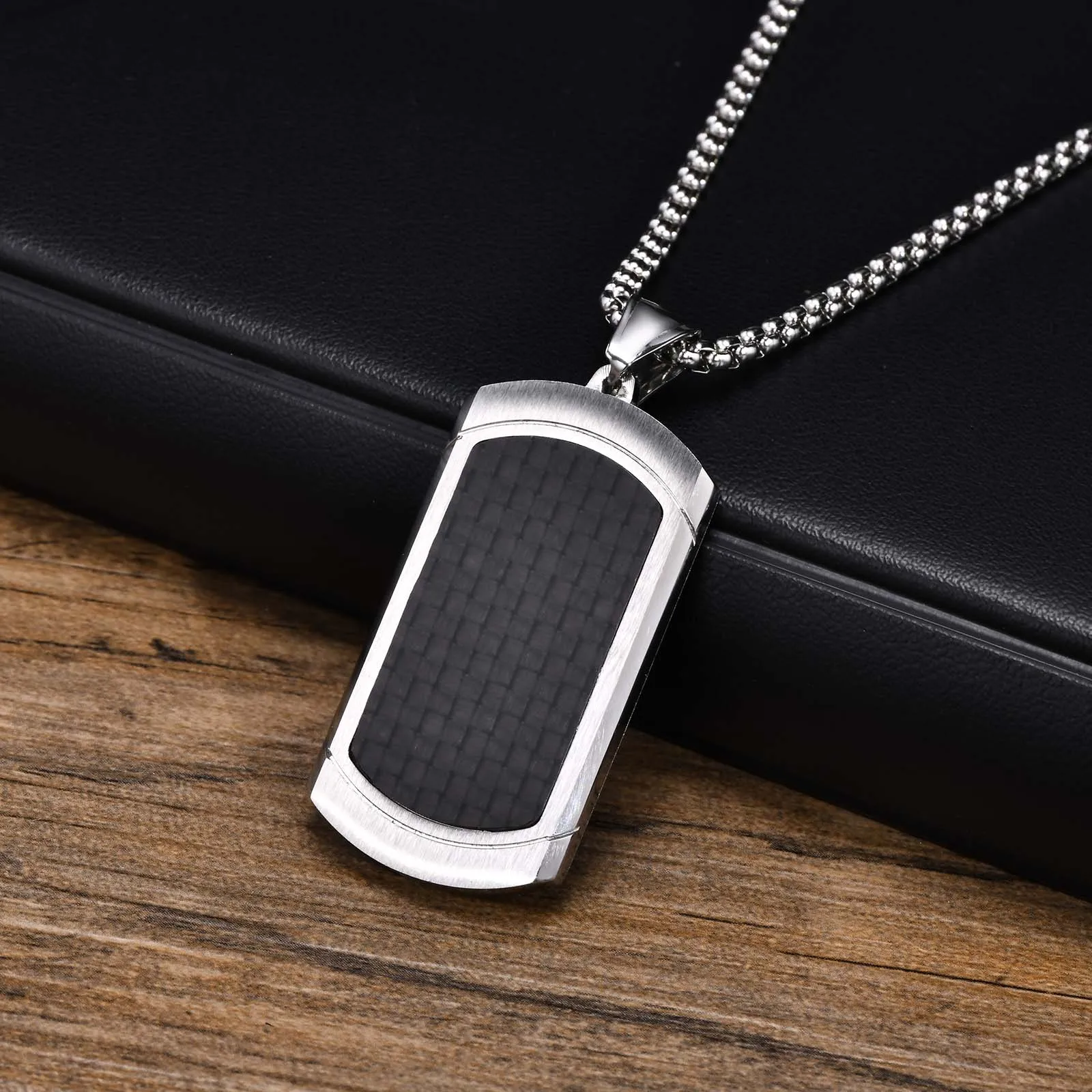 Aço inoxidável impermeável Dog Tag colares, fibra de carbono embutimento  pingente, colar preto jóias, presentes elegantes para homens, meninos -  AliExpress, image size:1600x1600