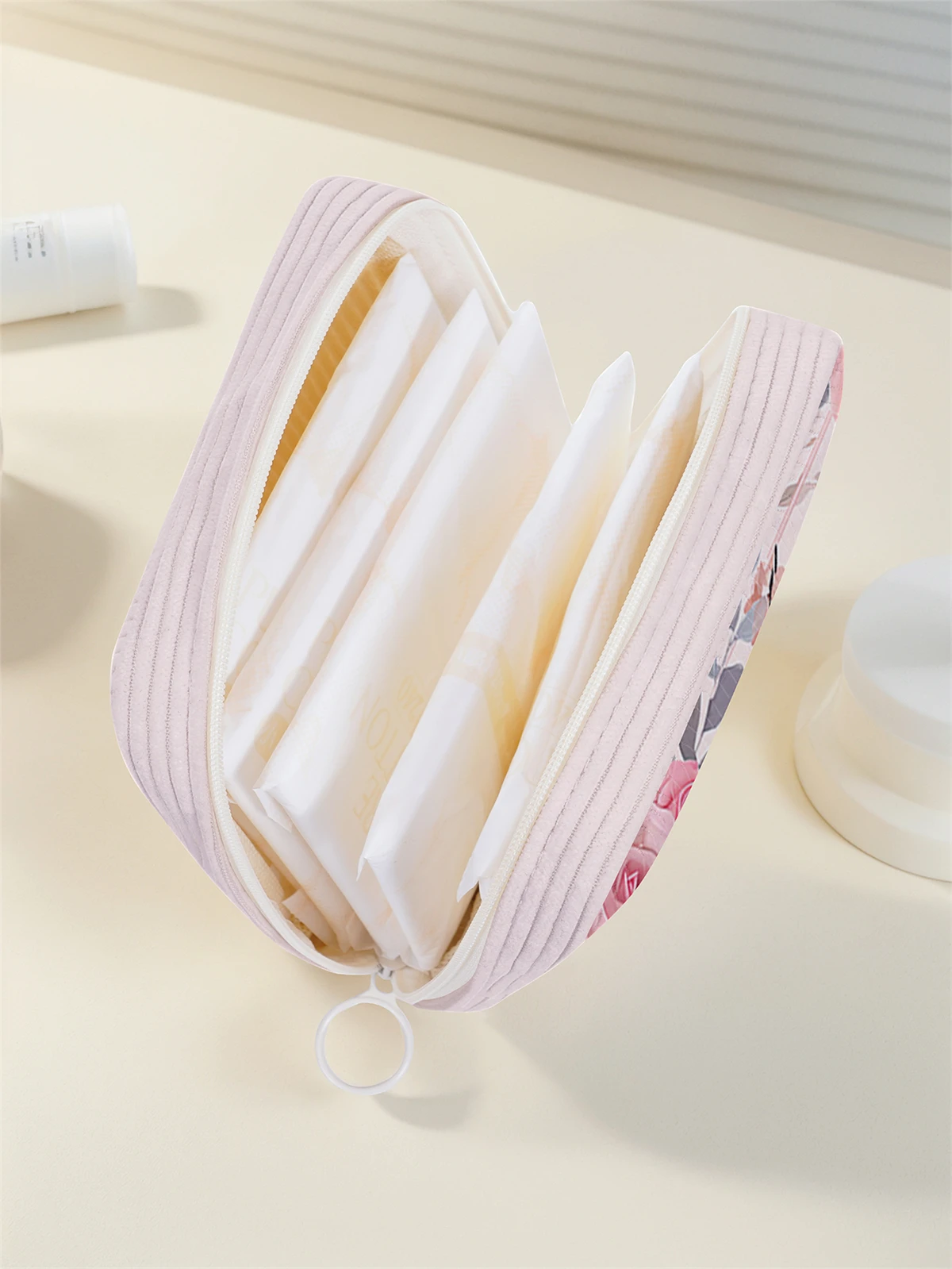 Letter pattern printed sanitary napkin storage bag, women's lightweight tissue bag, sanitary tissue bag