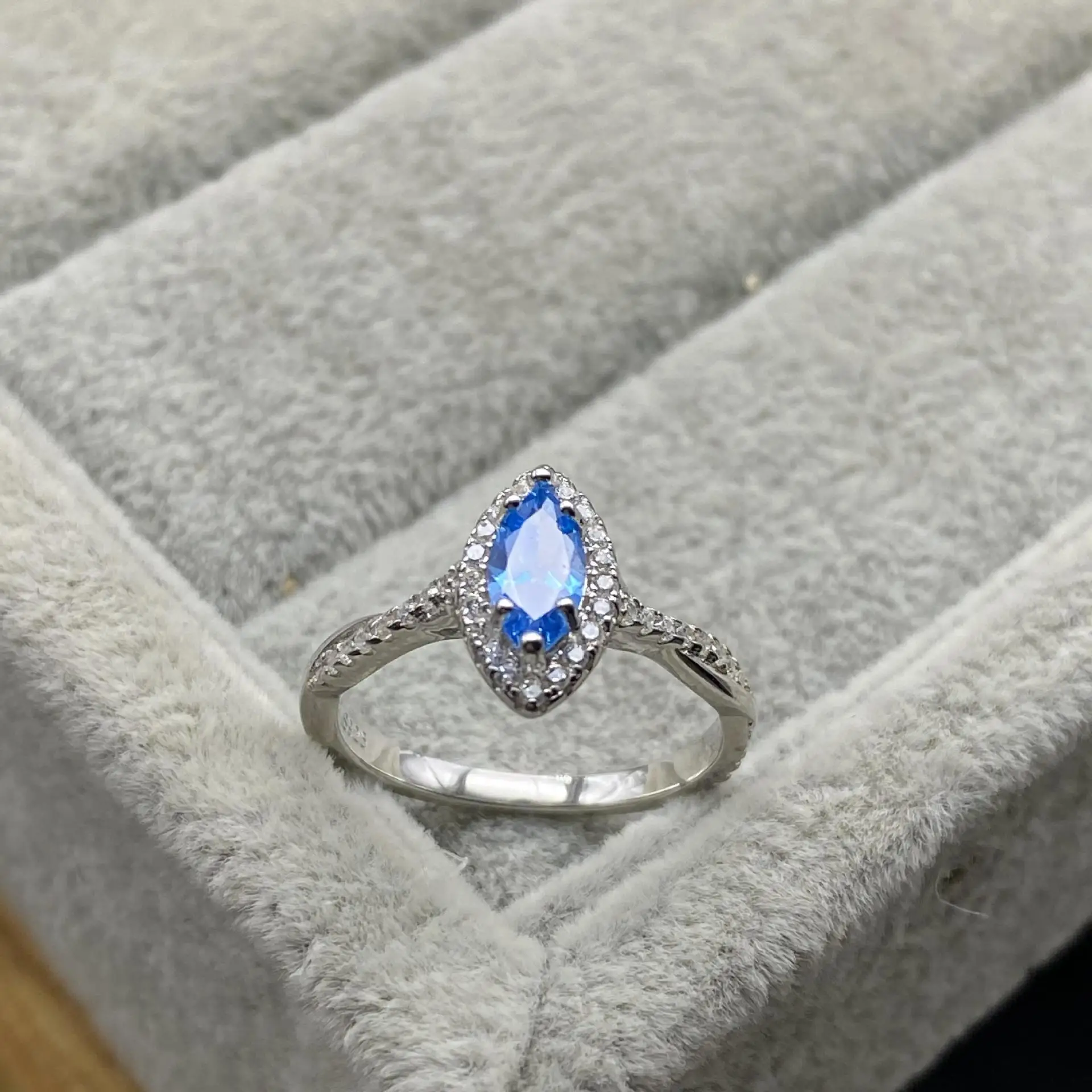 

Женское кольцо из серебра 925 пробы с фианитом