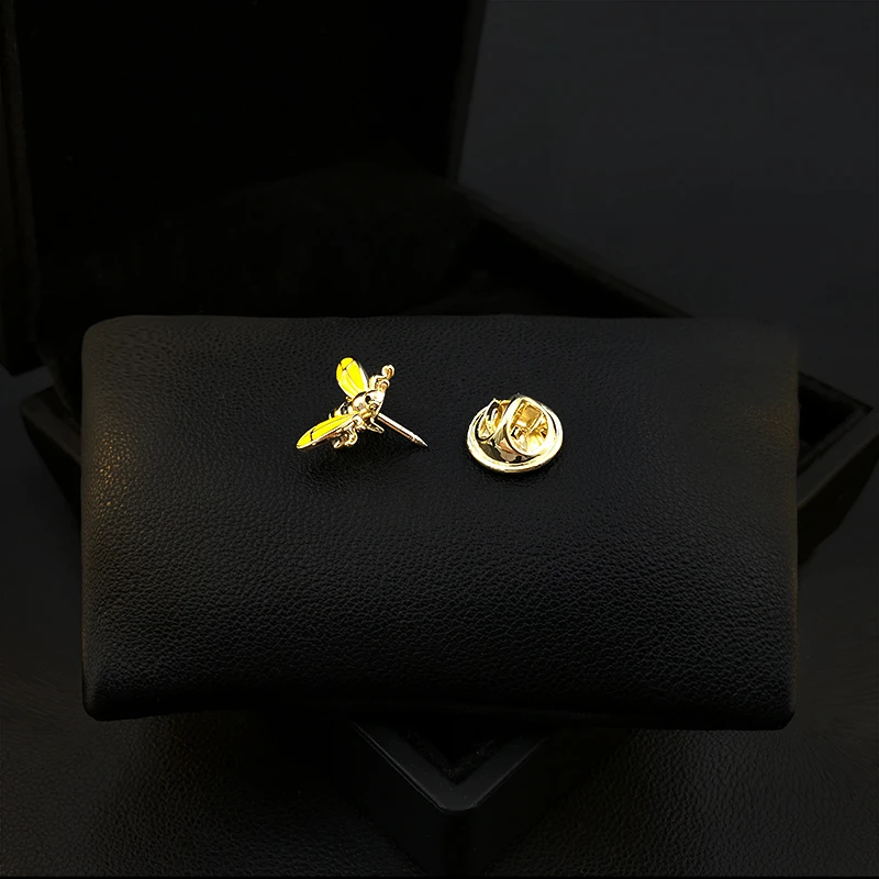 Mini Bee Creative Strong Magnetic Buckle Brooch Women Shirt Neckline Anti-Exposure Collar Pin Clothing Accessories Jewelry 5278