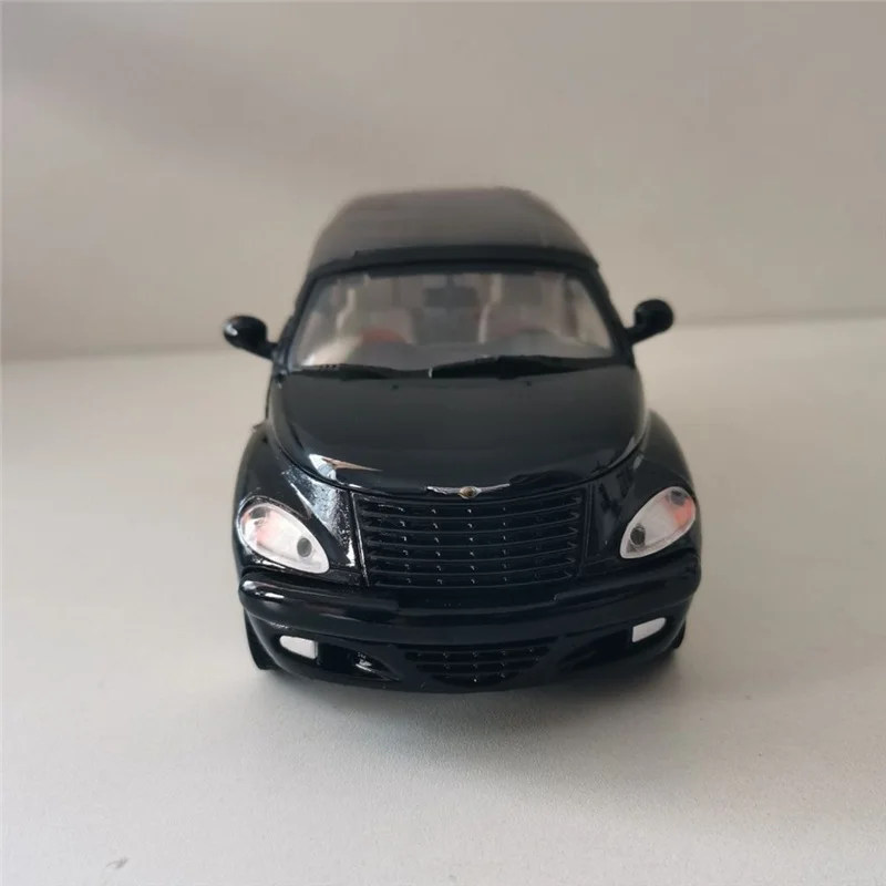 1:24 Chryslers PT Cruiser Alloy Classic Old Car Model