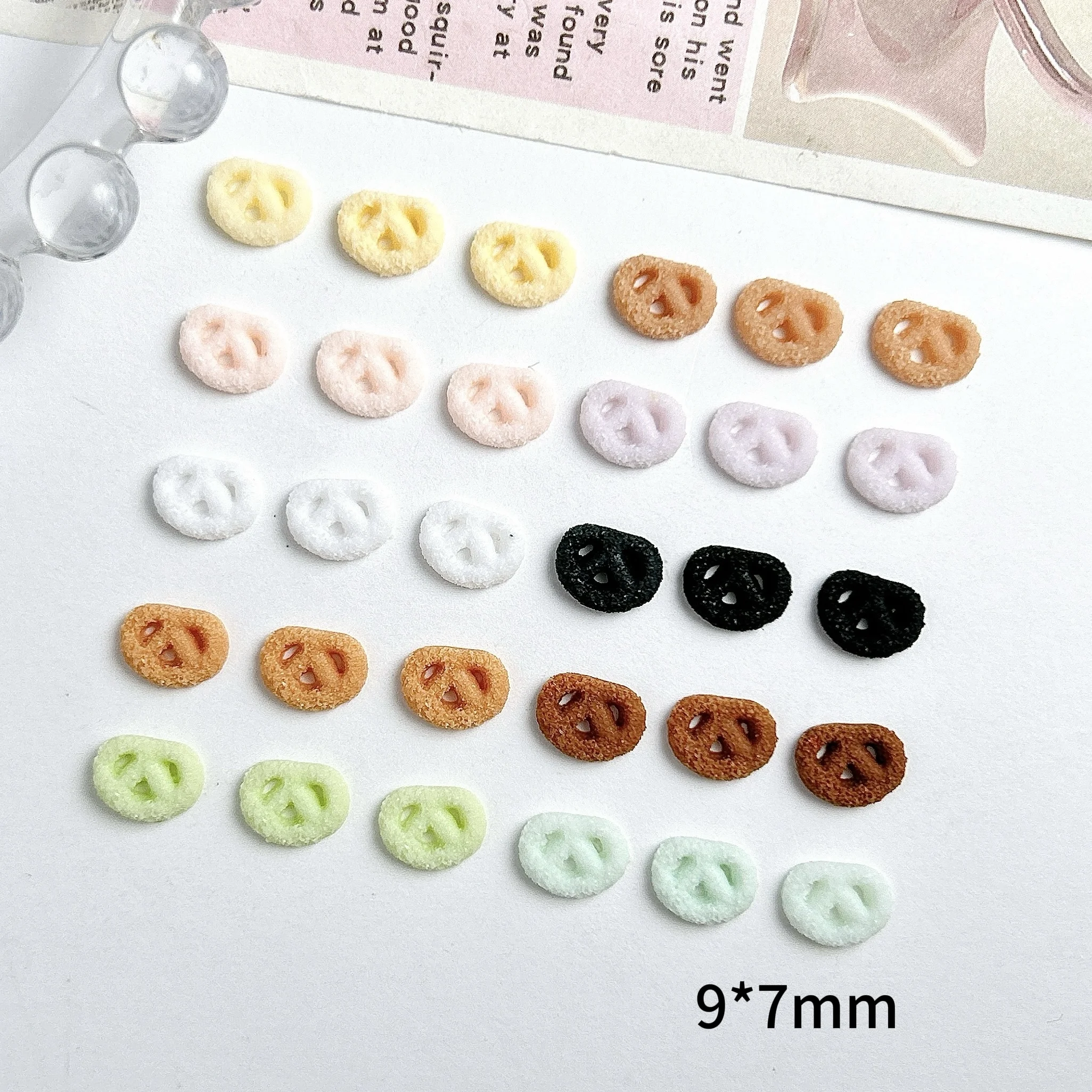 30PCS 시뮬레이션 된 귀여운 미니 주름진 쿠키 네일 매력 3D 수지 Kawaii 빛나는 비스킷 네일 아트 부품 매니큐어 DIY 용품