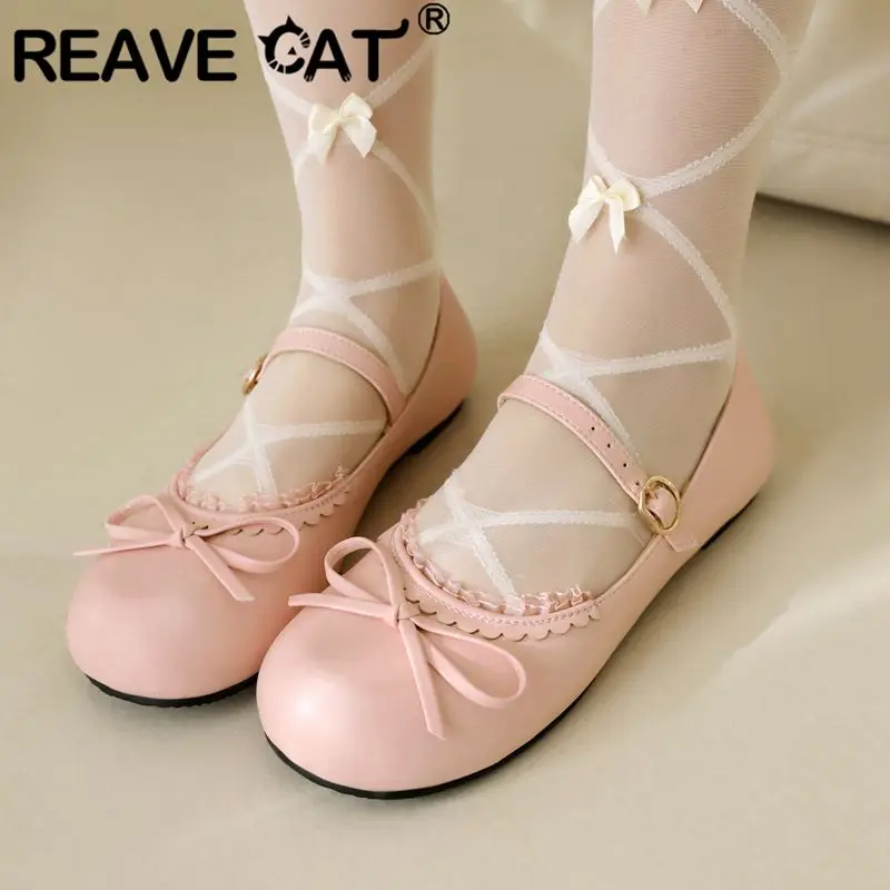 

Женские туфли на плоской подошве REAVE CAT, весенние мягкие туфли больших размеров 44, 45 с круглым носком и ремешком с бантом и пряжкой