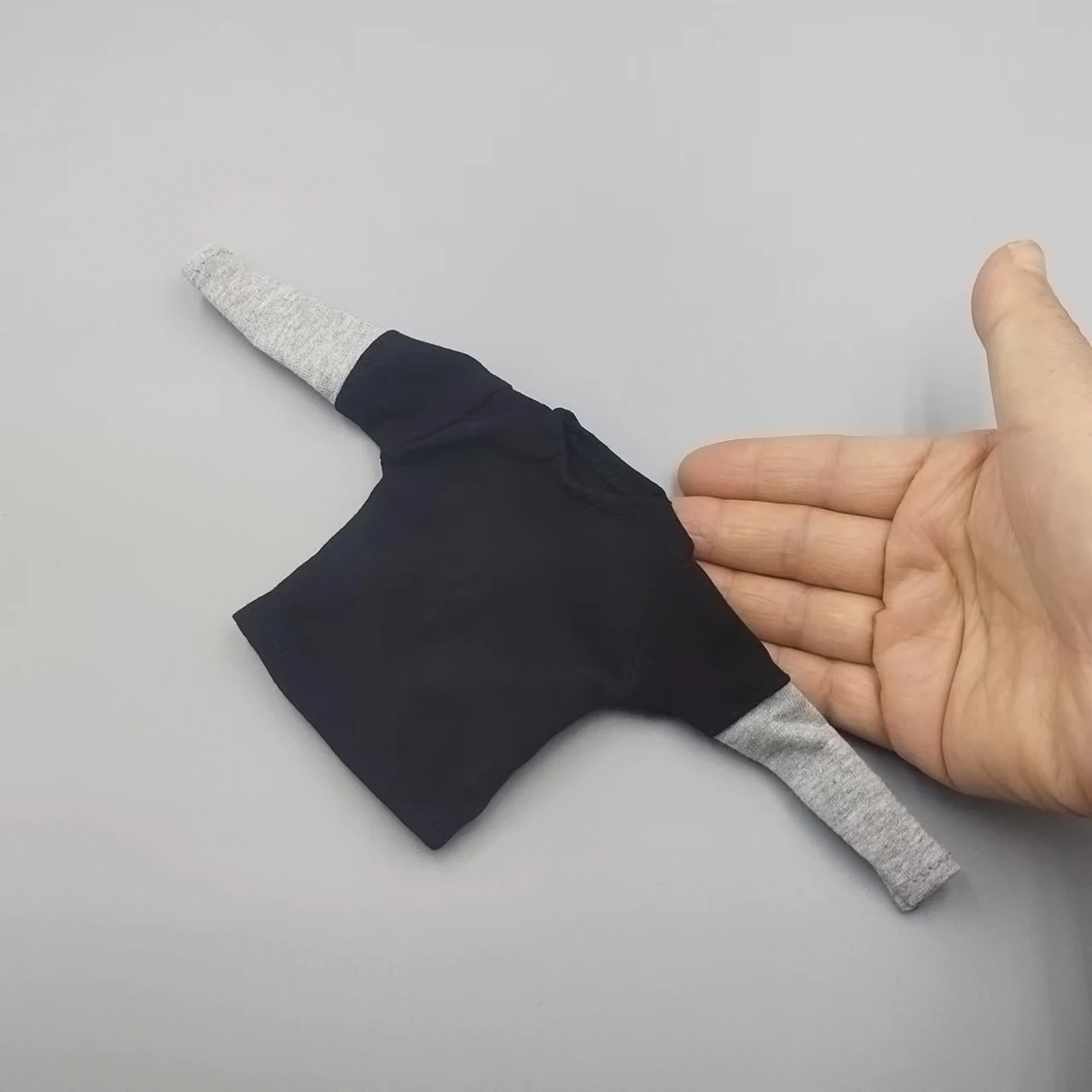 Black T-Shirt Accessory for 12 Action Figures (1/6 Scale)