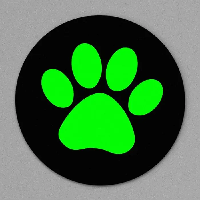 лапа талисмана супер кота. зеленая лапка. зеленый собачий след. фон лапки. лапка супер кота.